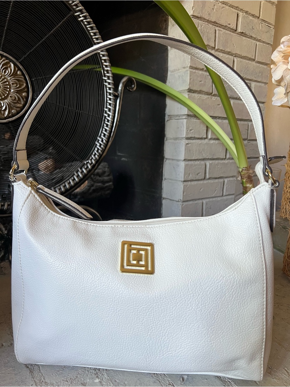 Liz Claiborne White Pebbled Faux Leather Shoulder Bag Hobo Purse Gold Logo